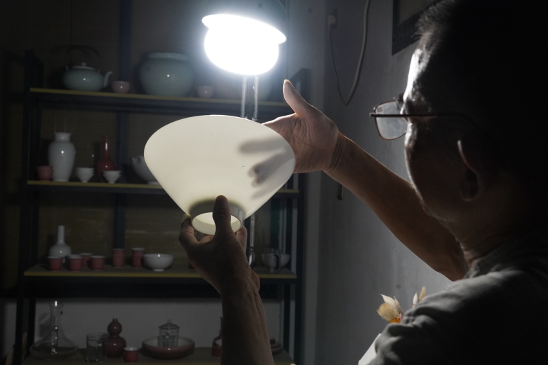 在灯光下便能检验一只薄胎碗的厚度和显出蛋壳一样的通透效果。