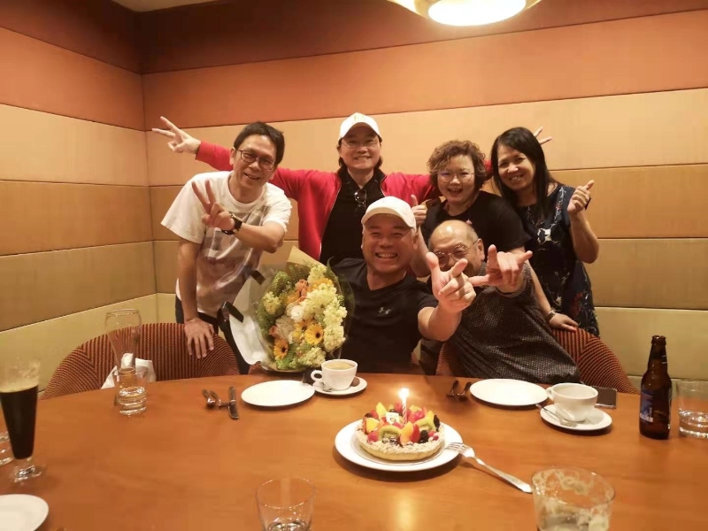 地下铁成员巫启贤(前排左起)、许裕福,陈佳明(后排左起)、刘瑞政、罗碧玉、赵美云2020年1月疫情前欢聚。(作者提供)