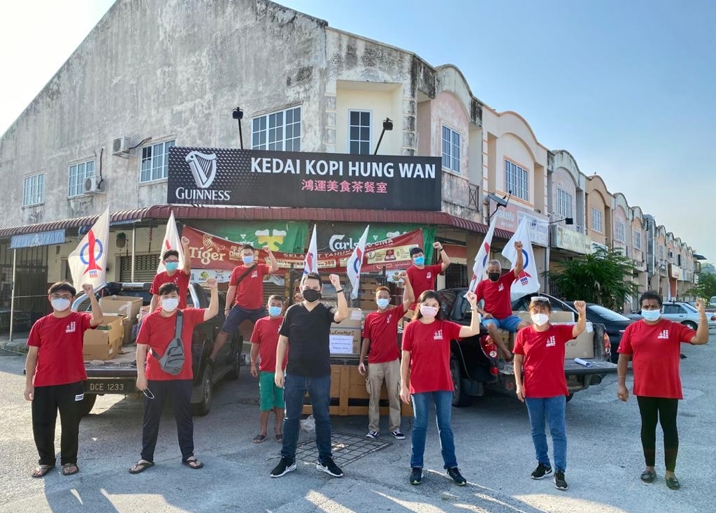 行动党双溪古月服务队和党员进行大型援助活动。前右起是拉塔、李宝兰和古海燕;前左起是刘志豪、蔡志辉和张哲敏。