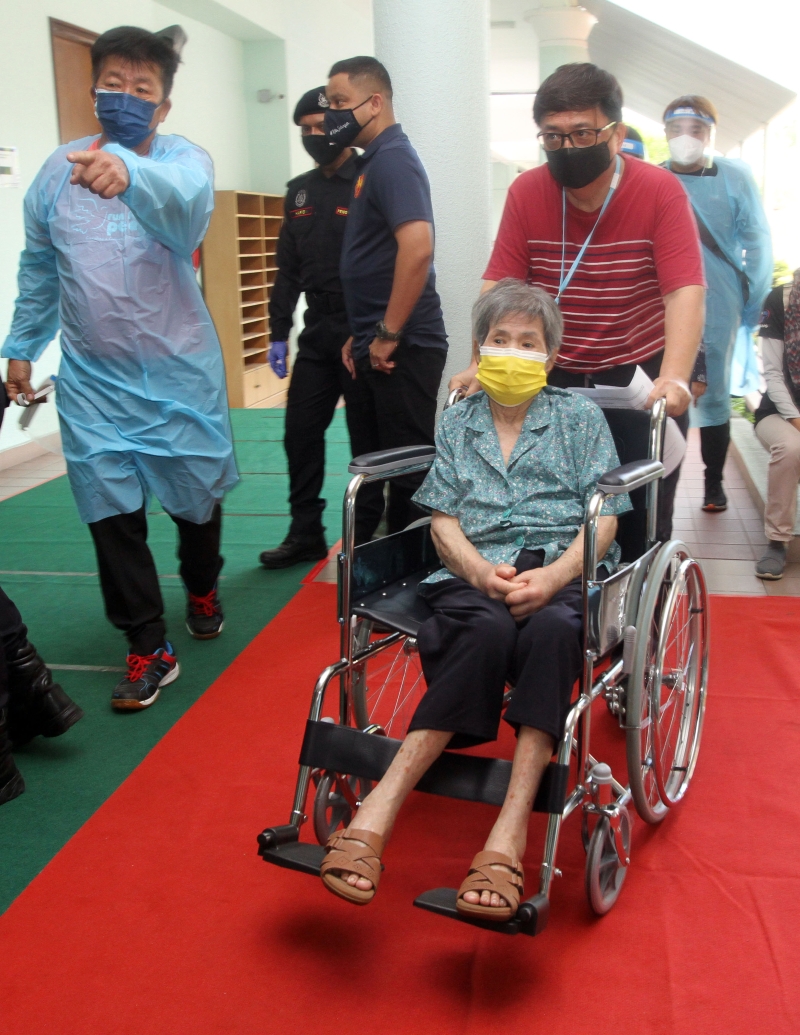 不良于行的乐龄长者获得轮椅接送，方便施打疫苗。