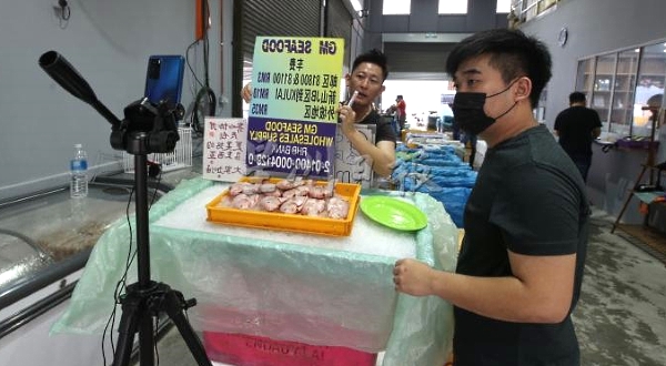 Seafood is sold to the needy through live stream at prices 30% to 50% lower than market rates. SIN CHEW DAILY