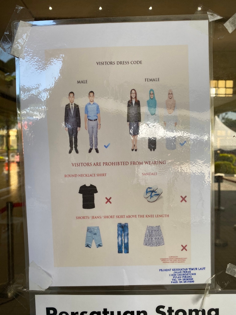 根据网民拍摄的照片，东北县卫生局发出的服装指南规定民众不可穿圆领T恤、拖鞋、短裤、短裙和牛仔裤。