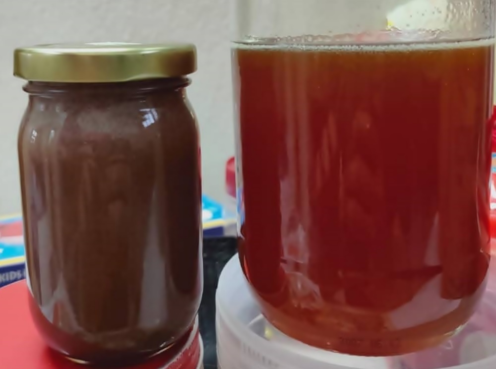 住家蜂窝的银峰生产的蜂蜜(左)和果园银蜂生产的蜂蜜，在颜色上有很大的差别，但同样富含营养。