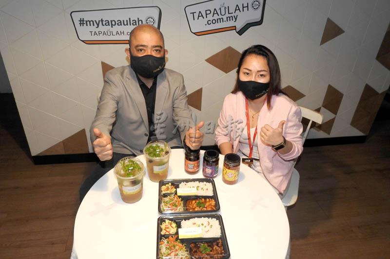 赖德明（左）和杨奕玫向星洲人推荐各种价廉物美的TAPAULAH本地风味美食。