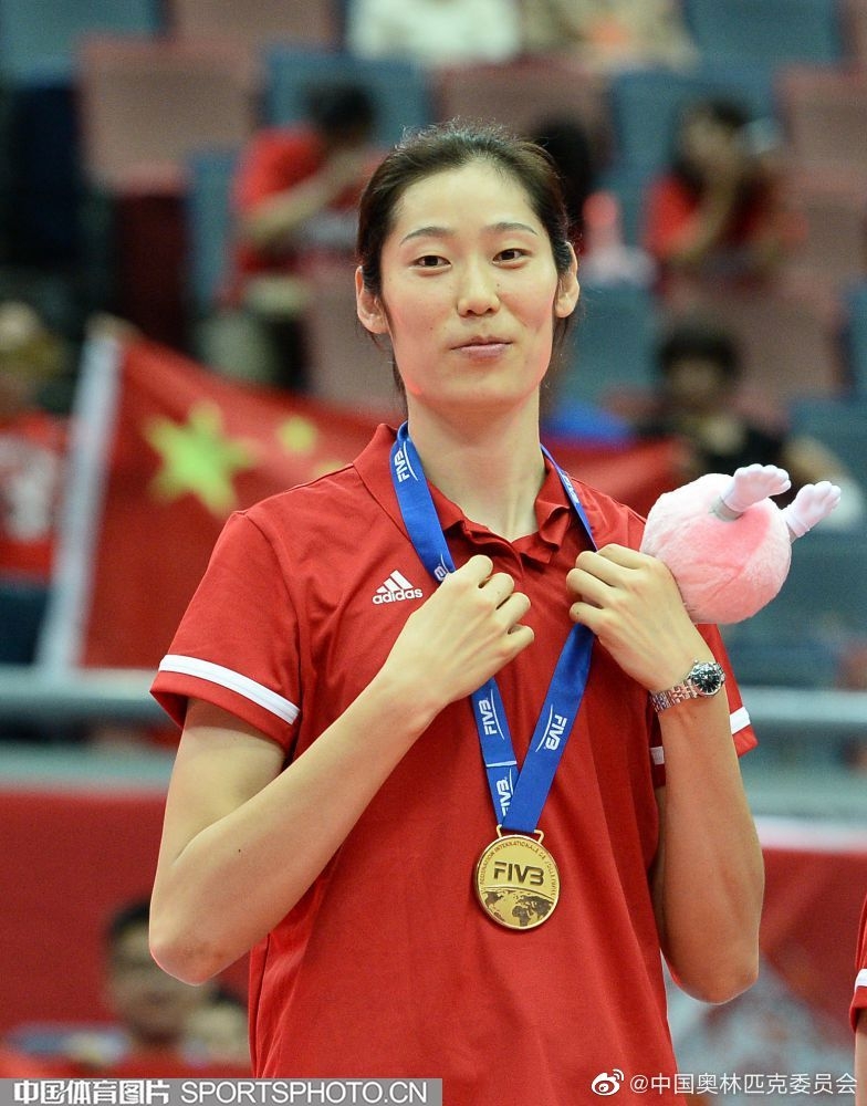 朱婷成为了夏季奥运会开幕式上中国代表团第一位女性旗手。（中国奥理会微博照片）