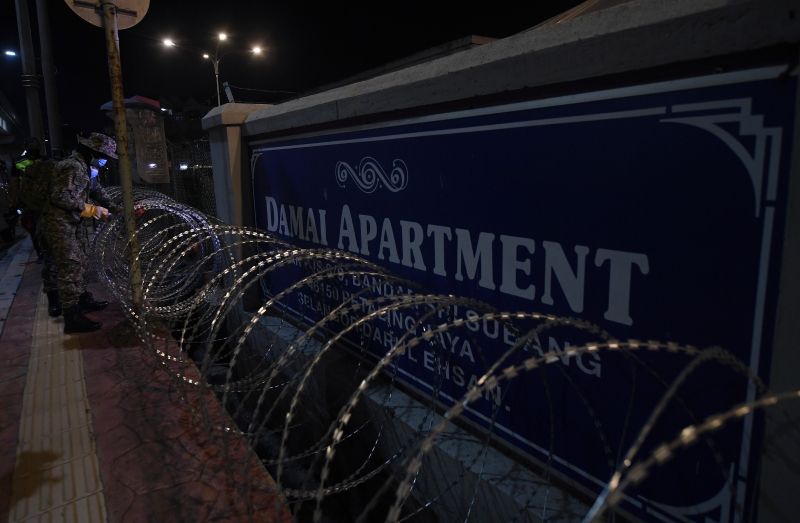 当局在本月18日（星期日）凌晨时段在达迈组屋范围围起铁蒺藜。