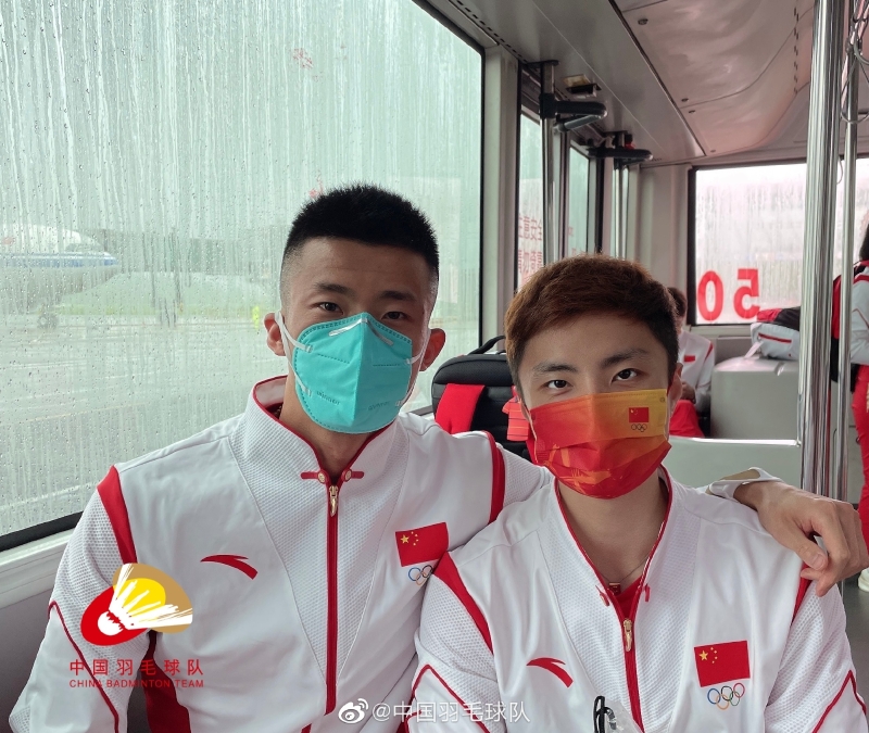 中国两名男单谌龙（左）与石宇奇在出发东京奥运会前合影。（中国羽球队微博照片）