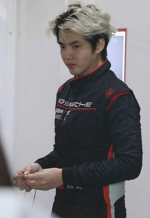 吴亦凡参加赛车比赛，看似心不在焉。