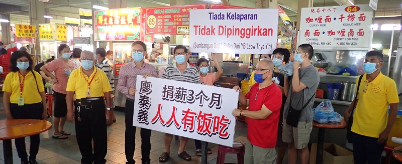 廖泰义（左三）主办的“人人有饭吃”活动，获得小贩们的支持，右二是拉律峇登综合公市庆赞中元主任李明辉。