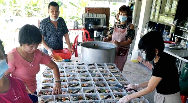 Volunteers packing lunch boxes for the homeless. SIN CHEW DAILY