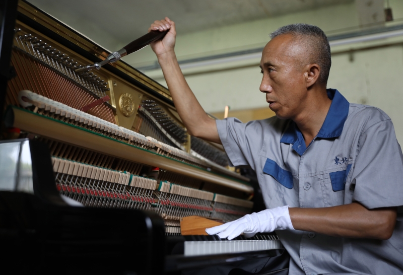 工人们用工匠精神和创新精神让东北钢琴“老字号”得以传承并焕发“新生机”。