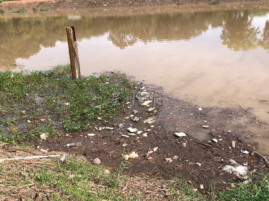 峇株安南双溪布达河岸休闲公园河里出现浮萍及垃圾。