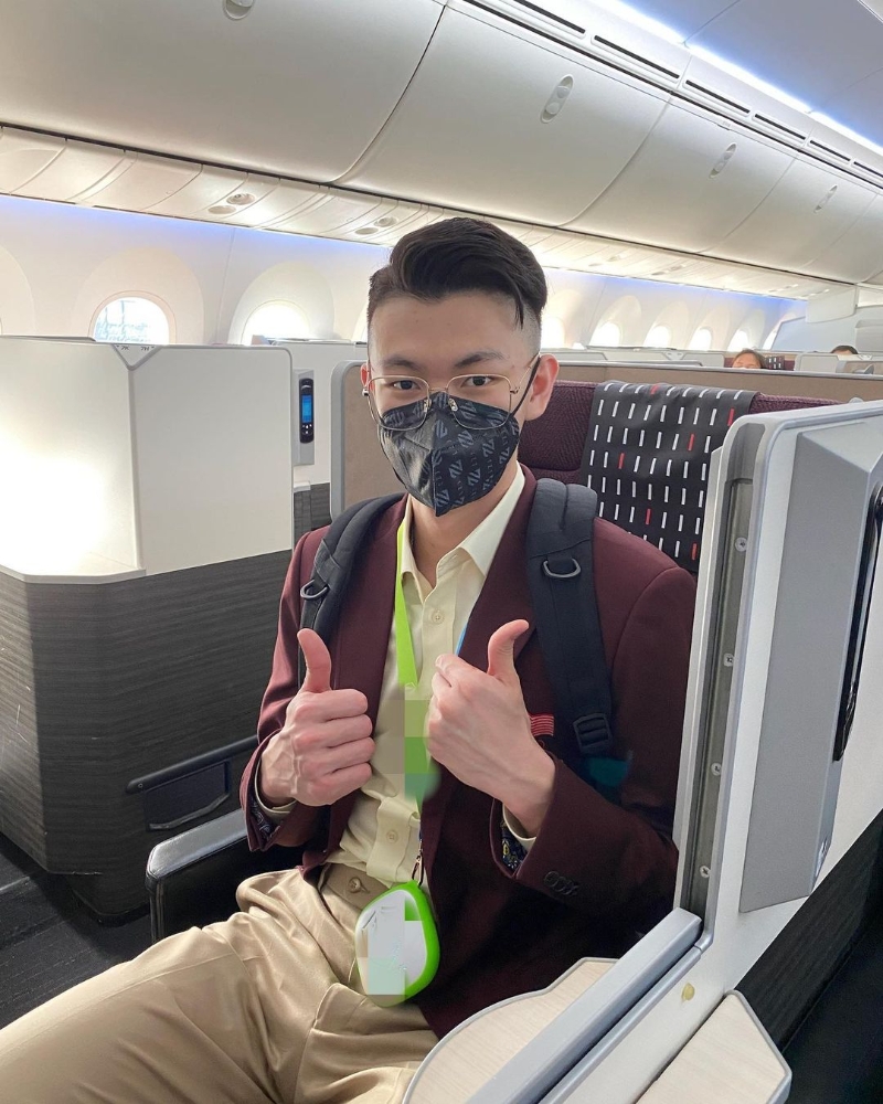 李梓嘉在社交媒体发布飞机上的照片，感谢航空公司的服务，让他们能安全飞往东京参加奥运会。（李梓嘉IG照片）