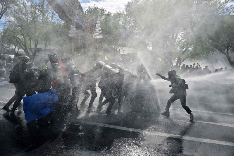 泰国警方出动水炮车驱散示威游行的人群。（法新社图片）