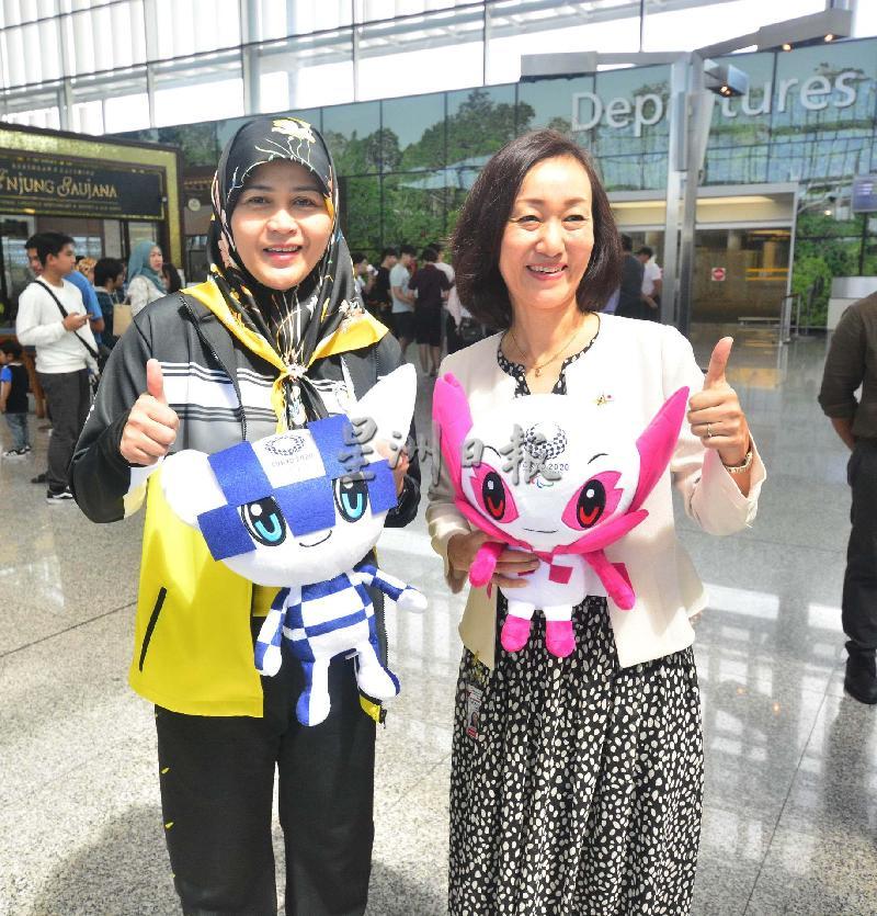 
第32届东京奥运会汶莱国家队伍团团长乌米卡宋（左）及日本驻汶莱大使馆副大使Kakuta Hiromi手持东京奥运吉祥物合影。