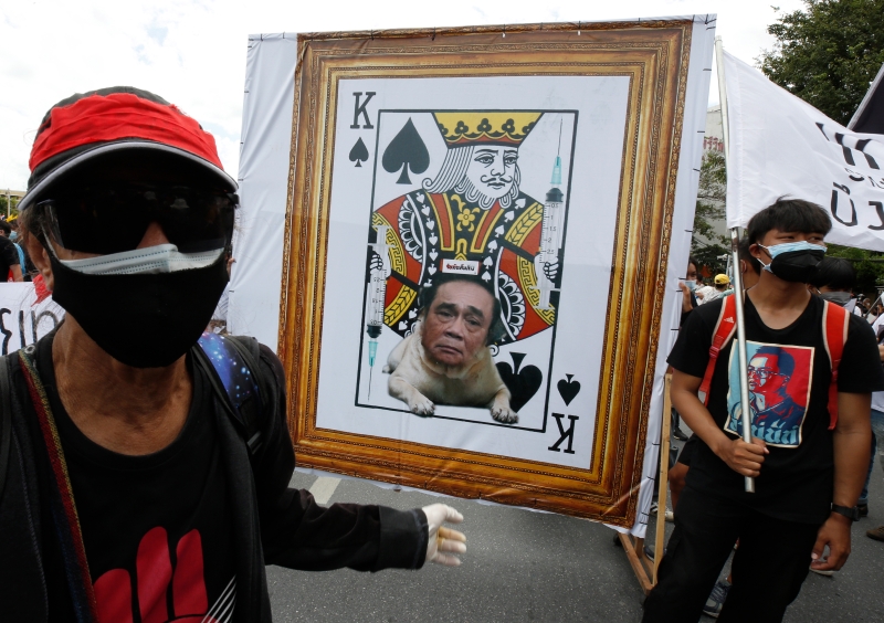 示威者将扑克牌中的国王牌制作成讽刺泰国首相的创意布条。（欧新社图片）