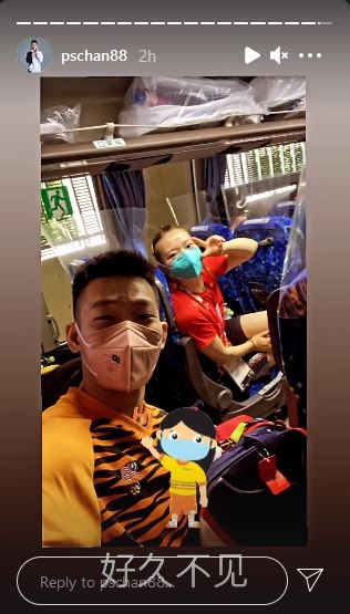 陈炳橓在巴士上遇到中国混双世界第一球员黄雅琼（右），表示“好久不见”。确实，毕竟中国羽球队已17个月没有参加国际比赛了。（陈炳橓IG限时动态截图）