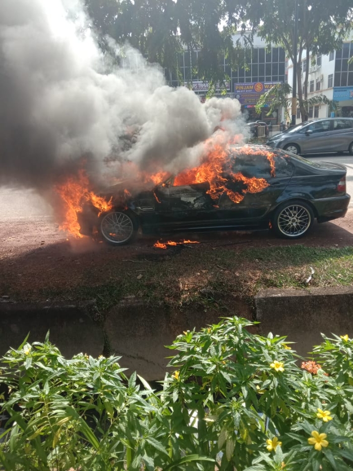 宝马轿车被烧成废铁。