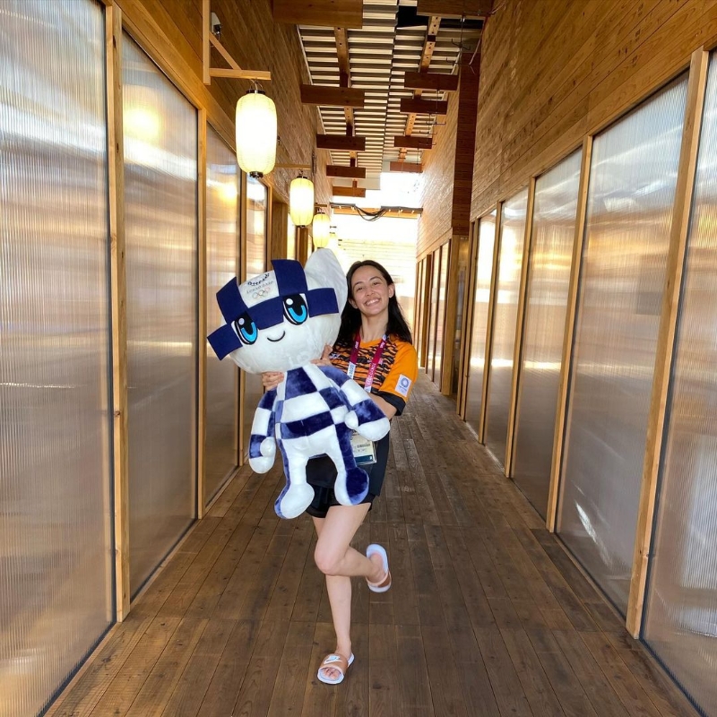 大马体操美女法拉安在东京奥运会选手村与吉祥物拍照留念。（法拉安IG照片）