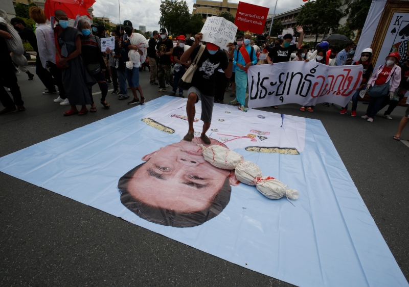 示威民众气得踩上泰国首相巴育的肖像。（欧新社图片）