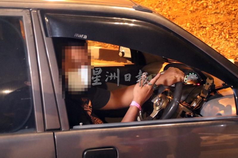警员发现男子手戴粉色隔离手环，要求他停车受查。