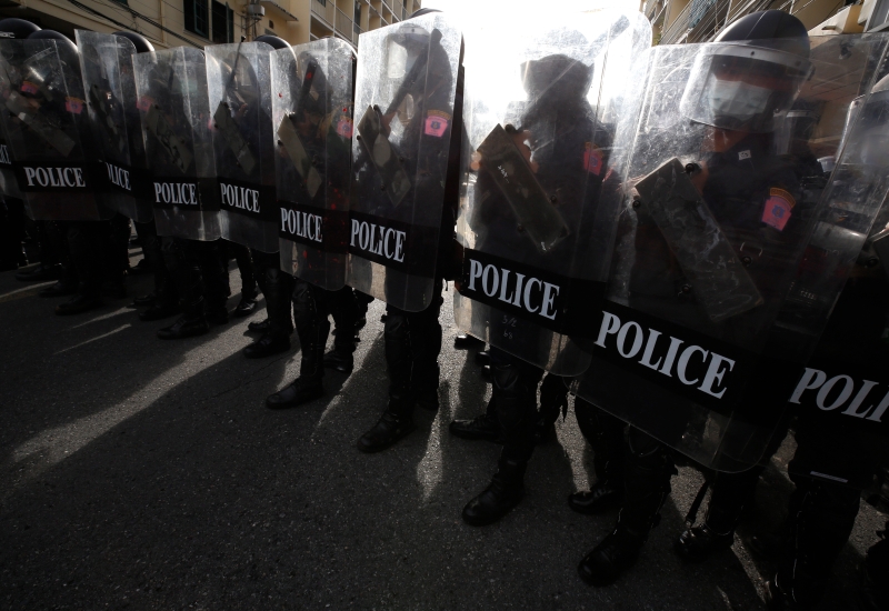 泰国警方出动镇暴部队，严正以待。（欧新社图片）