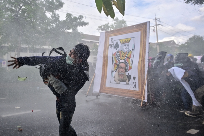 参与示威的民众无惧警方的驱赶水炮，猛烈反击。（法新社图片）