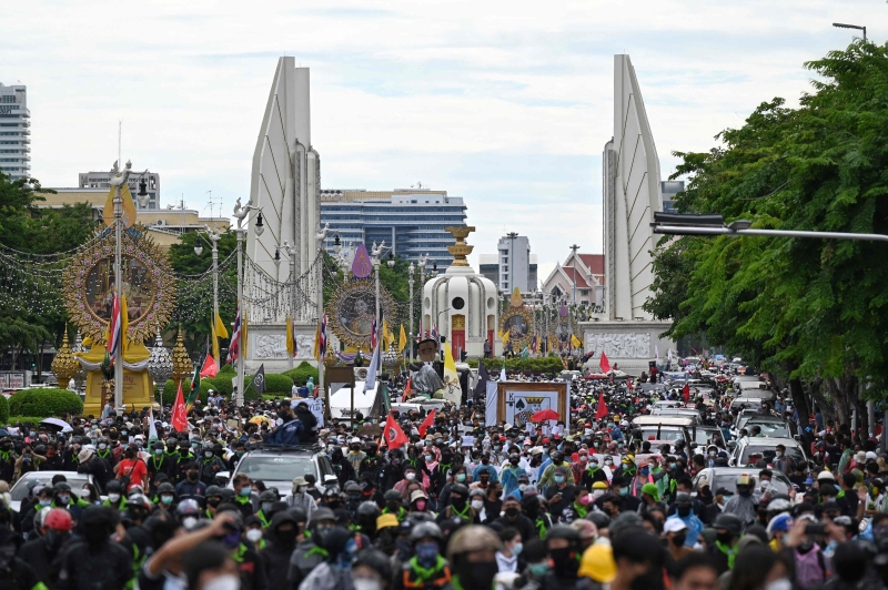 曼谷的民主纪念碑前人头攒动，聚集了上千名示威群众。 （法新社图片）
