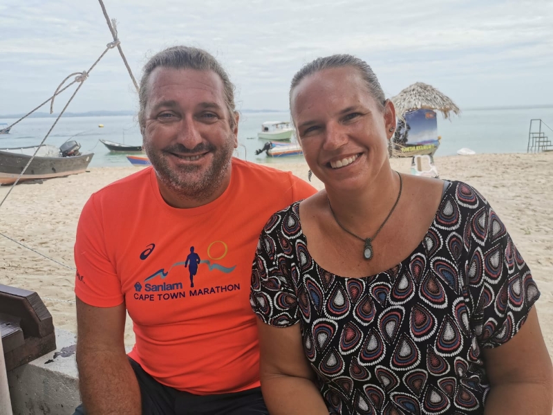 尼古拉斯（左）和诺丽雅把积蓄全投资在棉花岛的度假村，不论再辛苦也会撑下去。