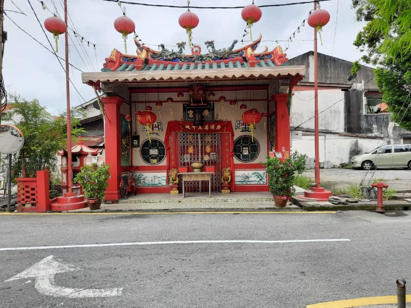 广福宫新加坡籍善信多，门前左右两棵桔子树在两年前由他们赠送，至今仍留着。

