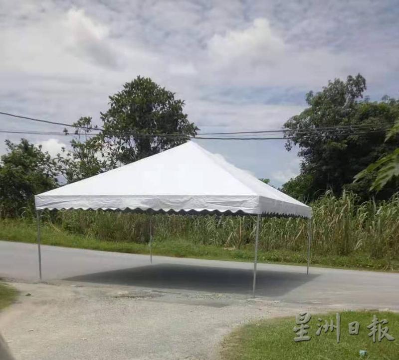 丹那马士新村外已经驻起了帐篷。