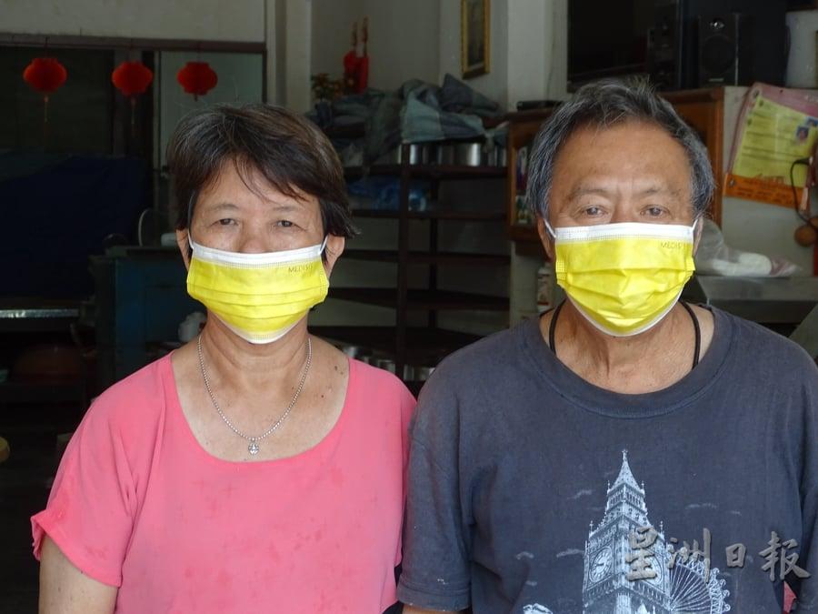 潘家强（右）与妻子陈马凤表示，目前因加管令的关系，其面包店的生意也有所下降。

