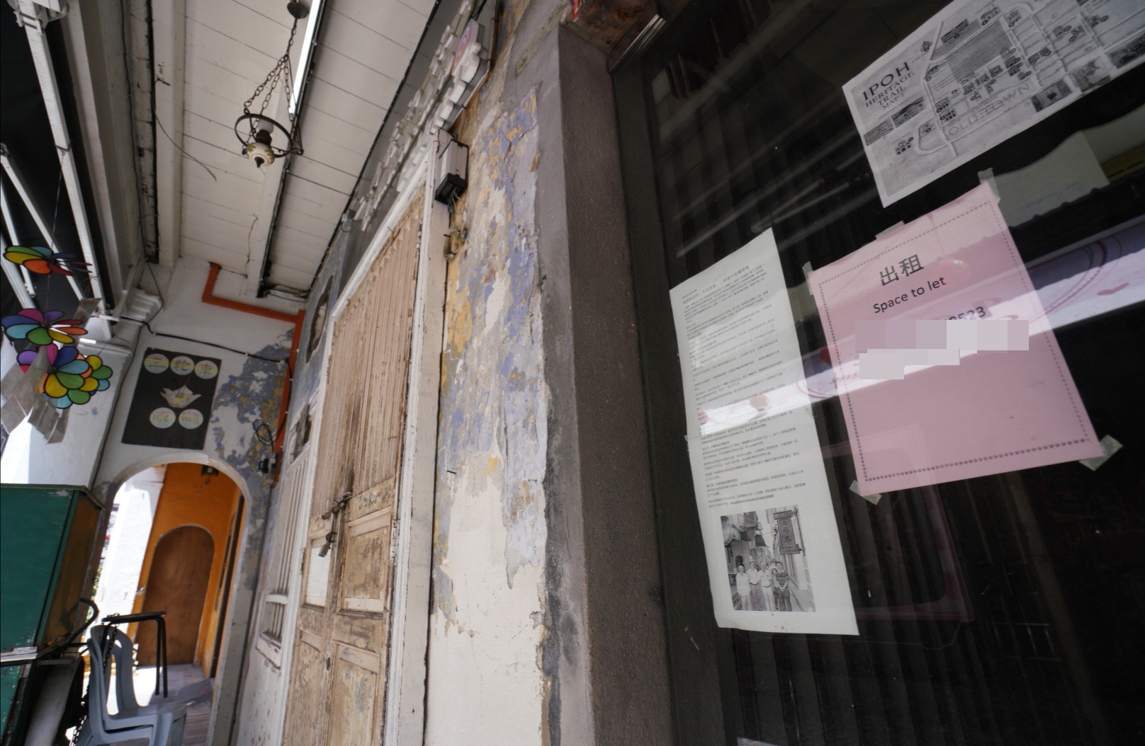 旧街场二奶巷有不少商店都贴上“出租”的告示。

