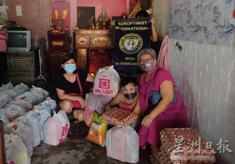 怡保国际妇女会移交物资给冯秀珍，让她帮忙将物资分发给残障人士。（受访者提供）