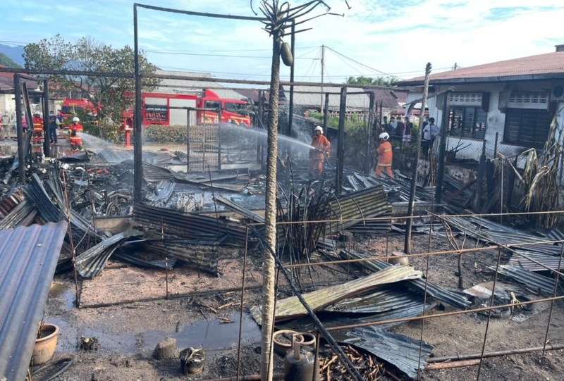 在拉湾古打发生的火患，木屋受到大火肆虐后变成废墟。
