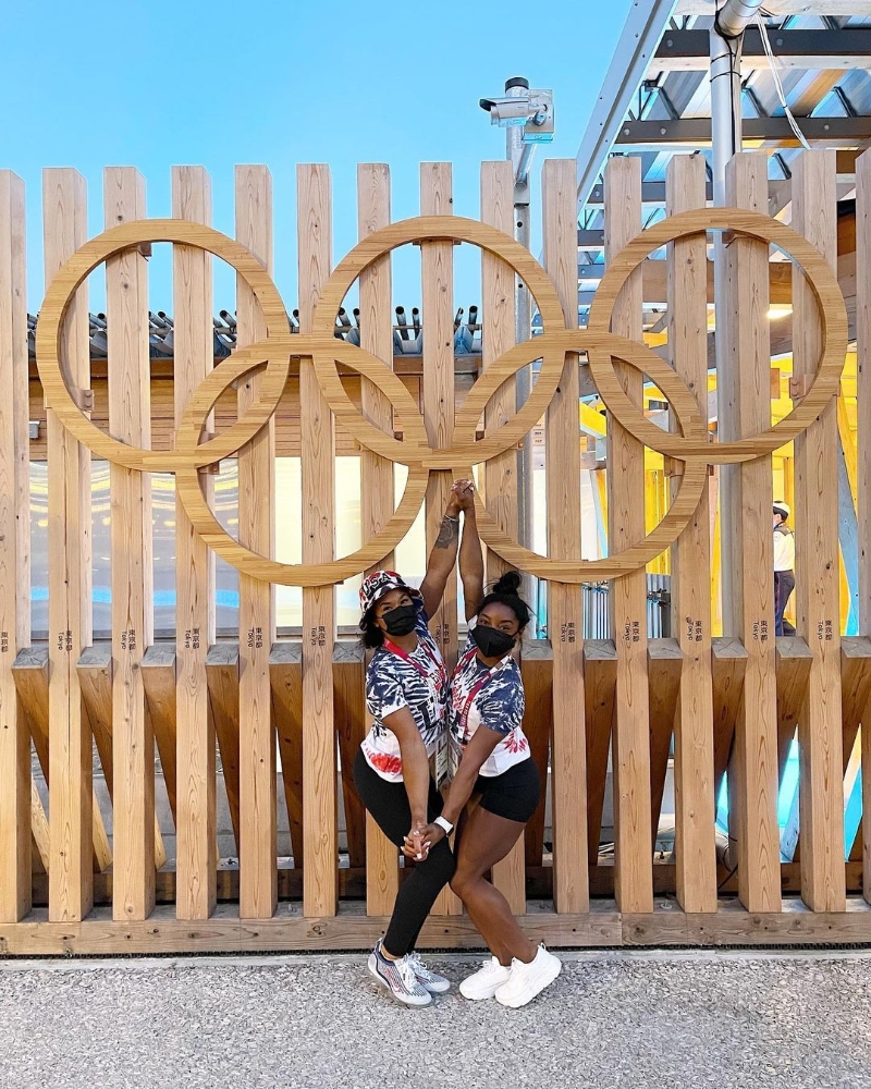 美国体操名将拜尔斯（右）在东京奥运会选手村拍照打卡留念，但由于同队的18岁替补选手卡拉艾克在日本参加训练营时确诊冠病，拜尔斯等队员没有隔离引发担忧。（拜尔斯IG照片）