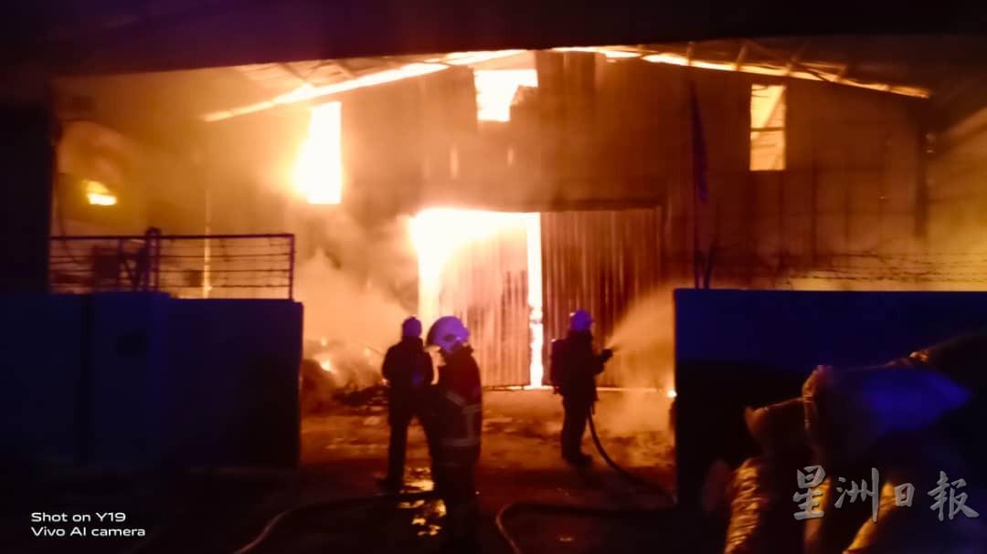 金宝一家木屑加工厂凌晨发生火患。

