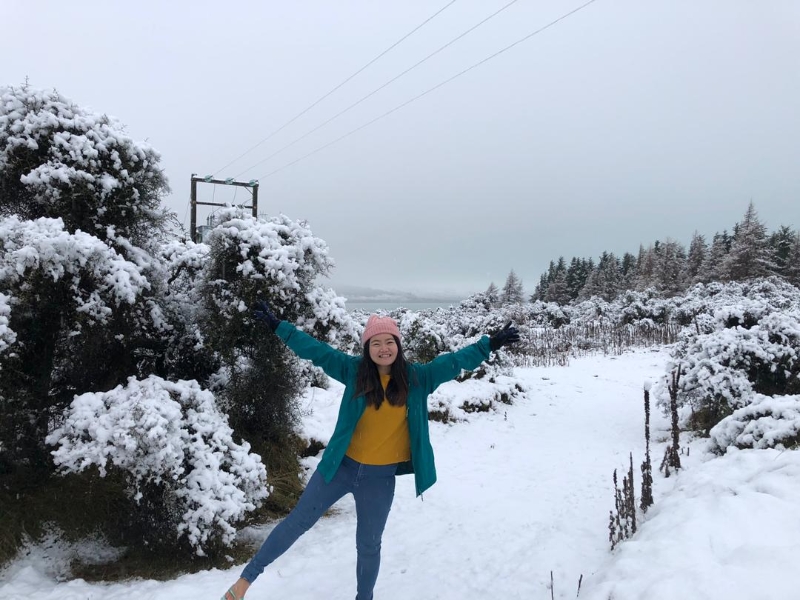 纽西兰的雪山美景，让罗丽卿想起儿时在电视机看到的雪山广告。如今亲身踏在雪地时，她的欣喜程度可想而知。