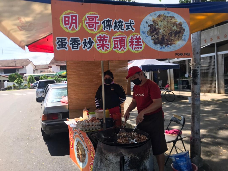 黄锦明每天早上在新河花园炒菜头糕，生意还不错。