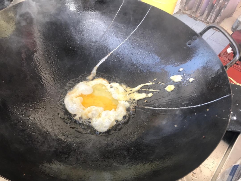 煮炒业者林先生指，本身鸡蛋使用量较少，影响不大。