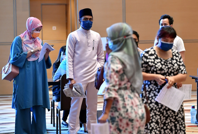 今天只要来接种疫苗中心都会看到好多种类不一样的马来传统服装。