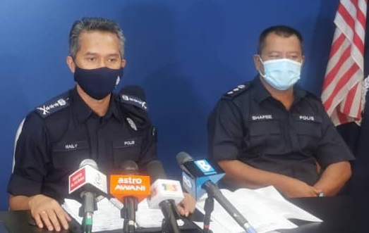 槟州总警长莫哈末苏海里召开新闻发布会，右为威中警区主任沙菲宜。