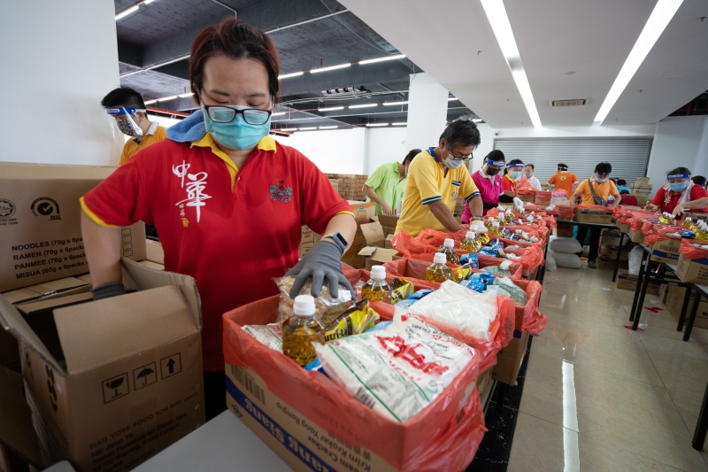 工作人员马不停蹄包装物资，希望第一时间能把物资送到受疫情影响的群体手里。