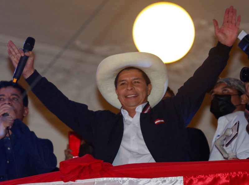 头戴标志性白色宽边帽子的卡斯蒂略正式当选总统后，振臂接受支持者欢呼。（图：法新社）