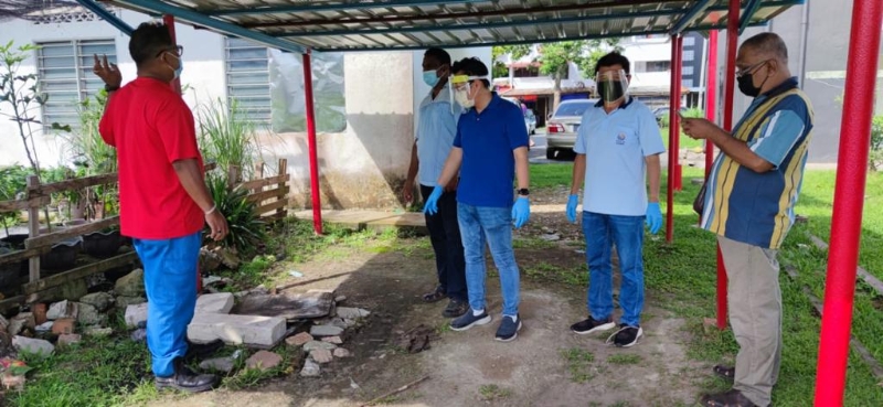 蔡求伟（右三）与英达丽水公司人员到丹绒吉灵礼礼组屋了解粪池阻塞问题，右二是林千宏。
