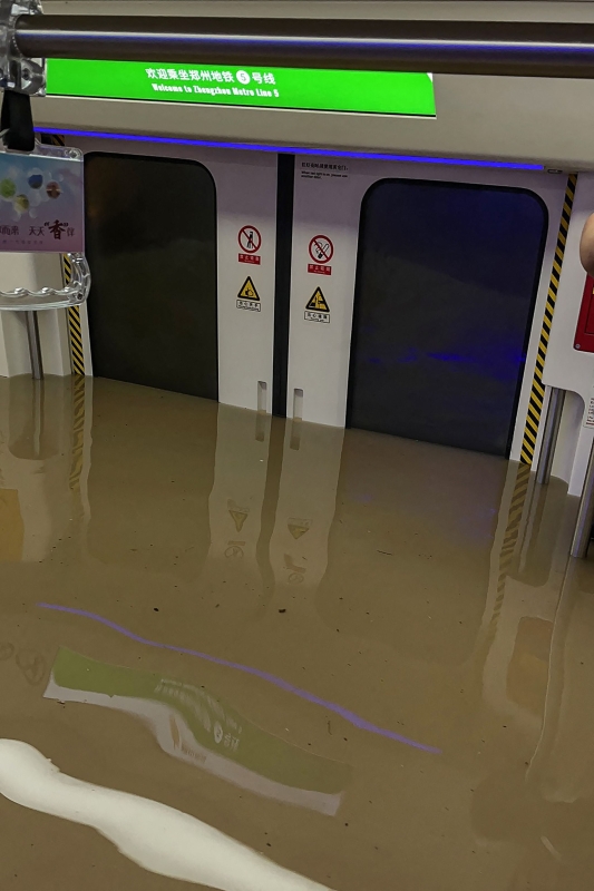 一名微博用户上载的照片显示，地铁车厢也被淹了。（法新社照片）