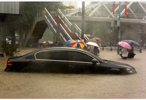车辆在郑州市街头被淹。