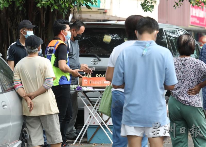 吉隆坡市政局执法官员发现部分小贩偷偷营业后，规劝他们立即收档。