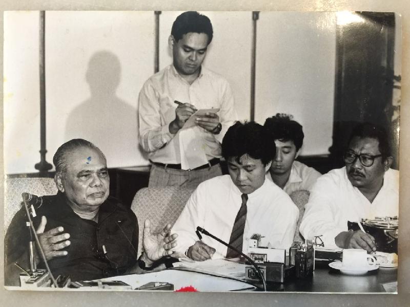 羅扎(左二)、黃振威(中)及郭清江(右二)訪問時任副首相嘉化峇峇。