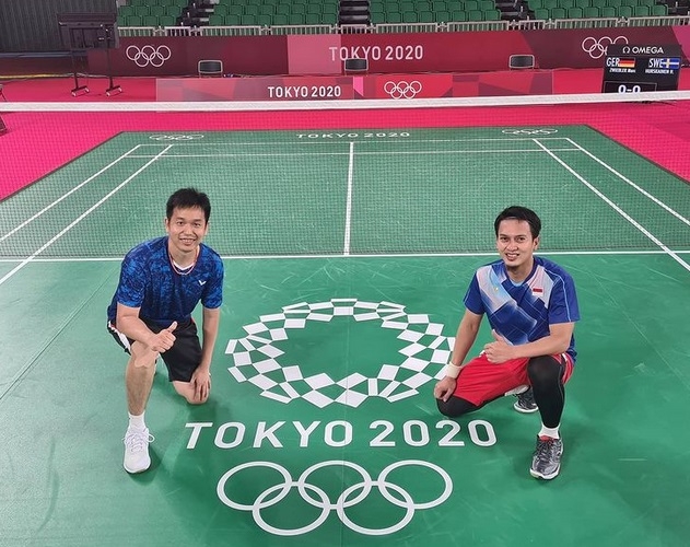 亨德拉（左）与阿山在东京奥运会羽球赛赛馆内合影。（亨德拉IG照片）